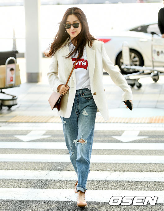 Actor Jung Ryeo-won is leaving for Los Angeles through the second passenger terminal of Incheon International Airport on the afternoon of the 11th.Jung Ryeo-won is heading to the departure hall.