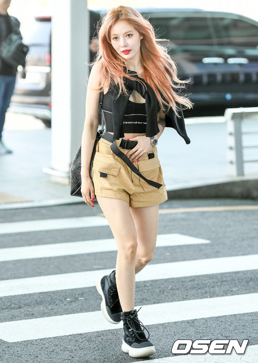Singer Hyona is leaving for Los Angeles through Incheon International Airports second passenger terminal on the afternoon of the 11th.Hyuna is heading to the departure hall.