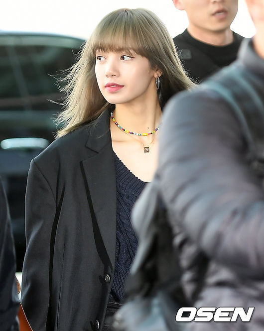 Group Black Pink is leaving for Los Angeles through Incheon International Airports second passenger terminal on the afternoon of the 11th.Black Pink Lisa is heading to the departure hall.