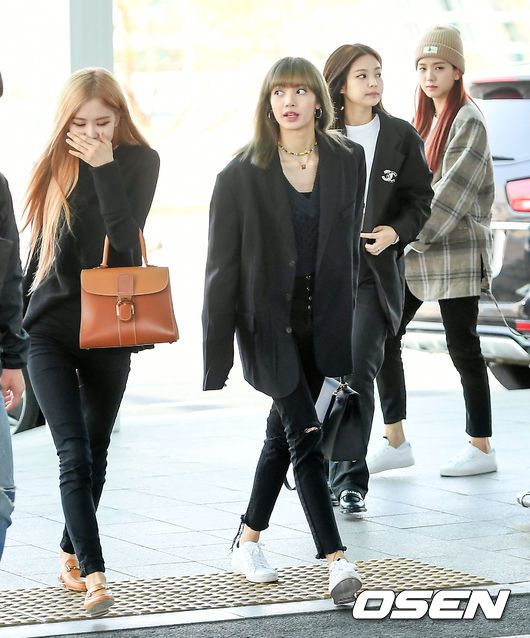 Group BLACKPINK is leaving for United States of America Los Angeles through Incheon International Airport Terminal 2 on the afternoon of the 11th.BLACKPINK is heading to the departure hall.