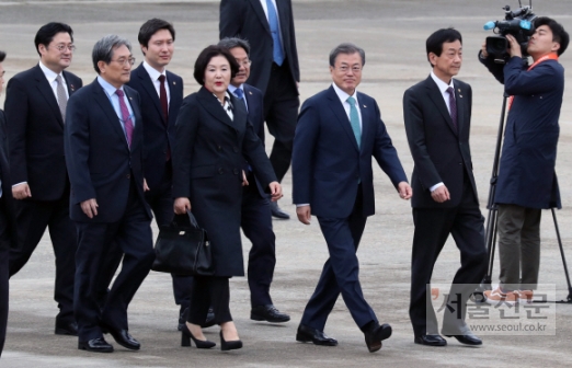 文대통령 내외 출국  - 문재인 대통령이 10일 도널드 트럼프 미국 대통령과 정상회담을 하러 미국으로 출국하기 위해 서울공항에서 전용기로 이동하고 있다. 오른쪽 두번째부터 문 대통령, 강기정 청와대 정무수석, 부인 김정숙 여사, 김해영 더불어민주당 의원, 노영민 청와대 비서실장. 도준석 기자 pado@seoul.co.kr