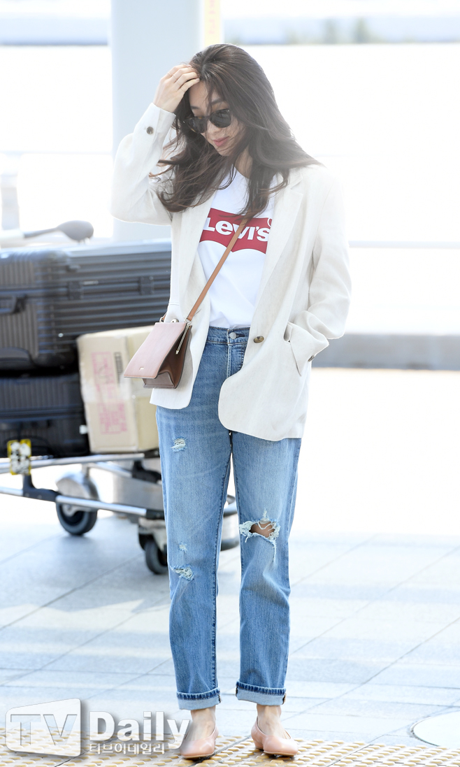 Actor Jung Ryeo-won left the airport on the afternoon of the 11th, showing off his airport fashion through Incheon International Airport.Actor Jung Ryeo-won is heading for the departure hall on the day.Meanwhile, Jung Ryeo-won is preparing for his next film by taking a break after SBSs oiled melodrama, which ended in July last year.Jung Ryeo-won departure