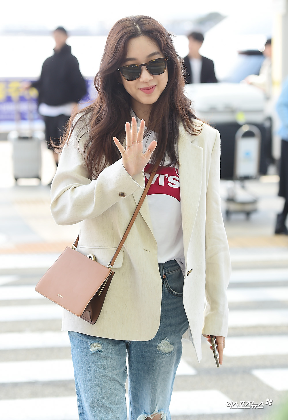 Actor Jung Ryeo-won is leaving for Los Angeles, USA, through Incheon International Airport on the afternoon of the 11th.