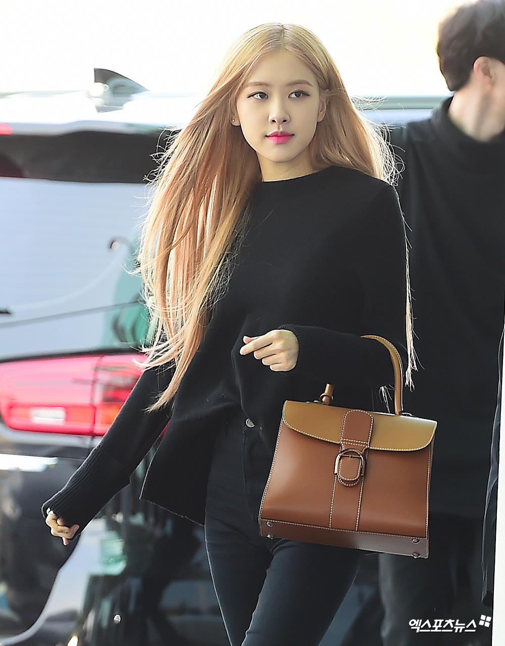 Girl group BLACKPINK Rose is leaving for United States of America Los Angeles through Incheon International Airport on the afternoon of the 11th.