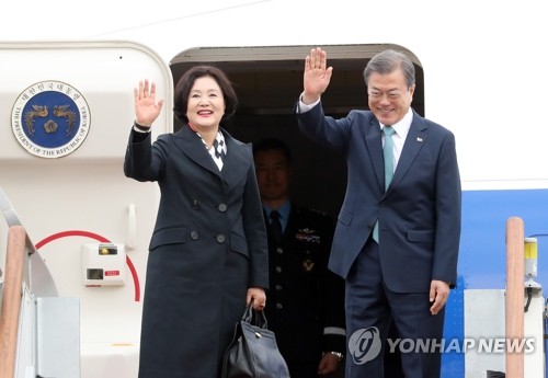 문 대통령, '미국 다녀오겠습니다' (성남=연합뉴스) 한상균 기자 = 문재인 대통령과 부인 김정숙 여사가 10일 오후 서울공항에서 출국 전 인사하고 있다. 문 대통령은 11일(현지시간) 백악관에서 도널드 트럼프 미국 대통령과 정상회담을 할 예정이다. 2019.4.10 xyz@yna.co.kr