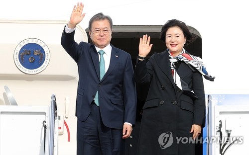 문 대통령, 미국 도착 (워싱턴=연합뉴스) 한상균 기자 = 문재인 대통령과 부인 김정숙 여사가 10일(현지시간) 미국 워싱턴 앤드류스 공군기지에 도착해 인사하고 있다.       문 대통령은 11일(현지시간) 백악관에서 트럼프 대통령과 정상회담을 할 예정이다.