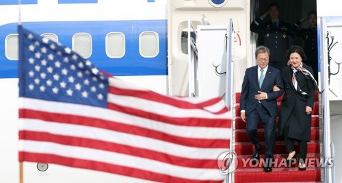 미국 도착한 문 대통령 (워싱턴=연합뉴스) 한상균 기자 = 문재인 대통령과 부인 김정숙 여사가 10일(현지시간) 미국 워싱턴 앤드류스 공군기지에 도착해 공군 1호기에서 내리고 있다. 문 대통령은 11일(현지시간) 백악관에서 트럼프 대통령과 정상회담을 할 예정이다.