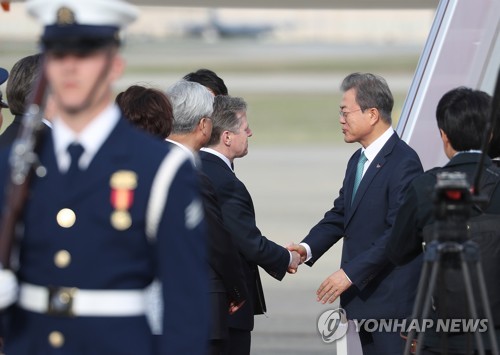 인사하는 문재인 대통령 (워싱턴=연합뉴스) 한상균 기자 = 문재인 대통령이 10일(현지시간) 미국 워싱턴 앤드류스 공군기지에 도착해 환영 인사들과 악수하고 있다.       문 대통령은 11일(현지시간) 백악관에서 도널드 트럼프 대통령과 정상회담을 할 예정이다.