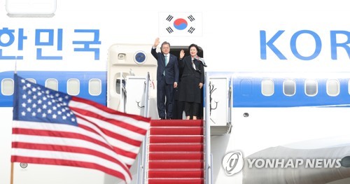 워싱턴 잘 도착했습니다 (워싱턴=연합뉴스) 한상균 기자 = 문재인 대통령과 부인 김정숙 여사가 10일(현지시간) 미국 워싱턴 앤드류스 공군기지에 도착, 환영 인사들에게 손을 들어 인사하고 있다.      문 대통령은 11일(현지시간) 백악관에서 트럼프 대통령과 정상회담을 할 예정이다.