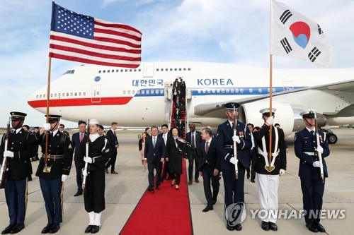 문 대통령, 미국 도착 (워싱턴=연합뉴스) 한상균 기자 = 문재인 대통령과 부인 김정숙 여사가 지난 10일(현지시간) 미국 워싱턴 앤드류스 공군기지에 도착한 공군 1호기에서 내리고 있다.      문 대통령은 11일(현지시간) 백악관에서 트럼프 대통령과 정상회담을 할 예정이다.