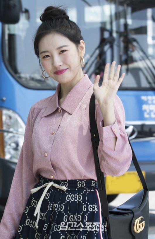 Sunmi poses as he enters the departure hall.