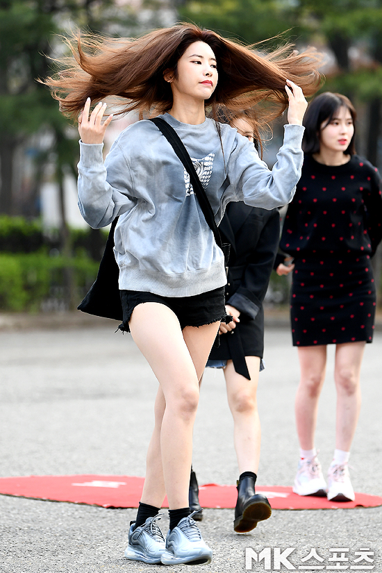 KBS 2TV Music Bank rehearsal was held at the public hall of KBS New Building in Yeouido, Yeongdeungpo-gu, Seoul on December 12.Girl group DIA member Eunjin robs Hair on her way to work for Music Bank rehearsal