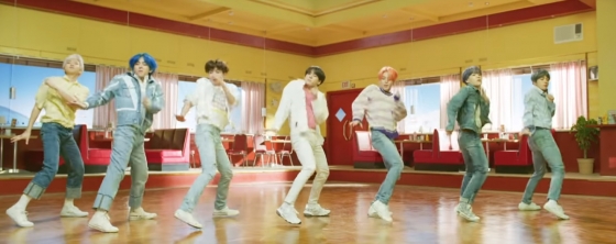 K-pop group BTS has returned to their new album Persona.BTS released their new mini album Map of the Soul: Persona (MAP OF THE SOUL: PERSONA) to World at 6 p.m. on the 12th.Resuming activities eight months after the Idol activity in August last year.BTS released the albums title song Boy With Luv music video at the same time as it resumed its activities.The video, which was posted on YouTube, exceeded 490,000 views in 15 minutes after it was posted.The album also features seven songs, including the title song, and Make It Right, which includes world-renowned singer Ed Sheeran.BTS will show its first comeback stage on NBCs SNL on the 13th (local time). The music video can be found in the article when it comes to the website.Resume activity in eight months .. Released City for Small Things music video