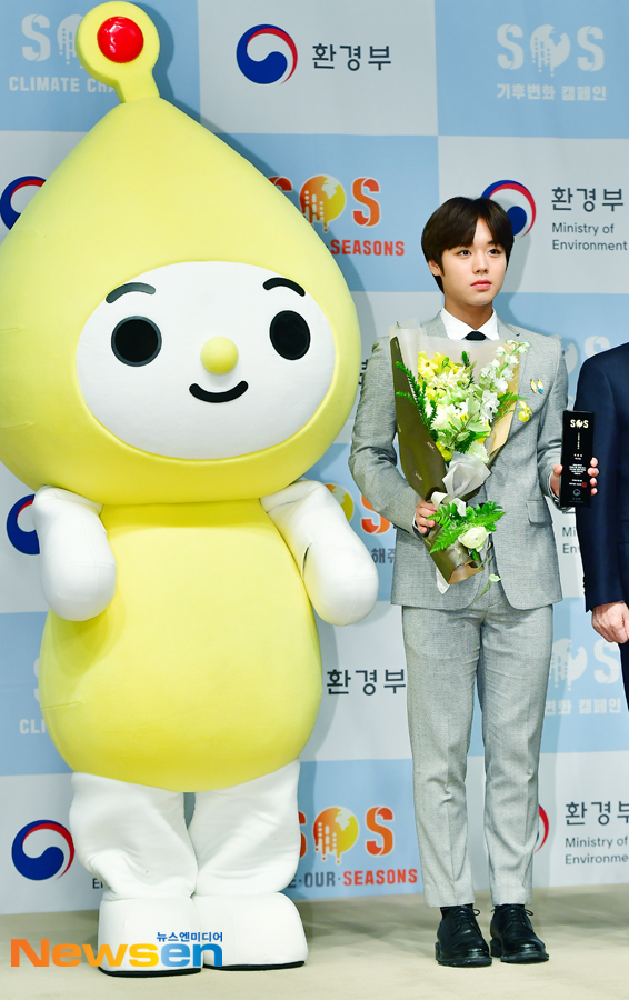 Park Jihoon, a former Wanna One, is taking a commemorative photo with his character after the ceremony for the Ministry of Environments Climate Change Ambassador at the International Press Center in Sejong-ro, Jung-gu, Seoul on April 12.Jang Gyeong-ho