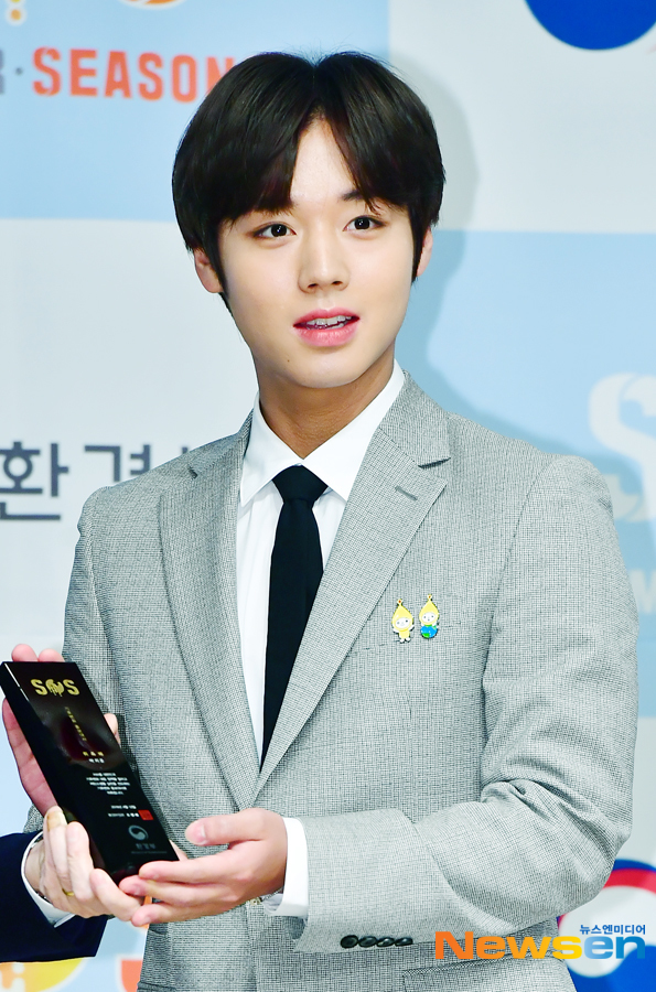 Park Jihoon, a former Wanna One, attended the ceremony for the Ministry of Environments Climate Change Ambassador at the International Press Center in Sejong-ro, Jung-gu, Seoul on April 12.On this day, Park Jihoon is taking a commemorative photo after the appointment ceremony of the ambassador.Jang Gyeong-ho