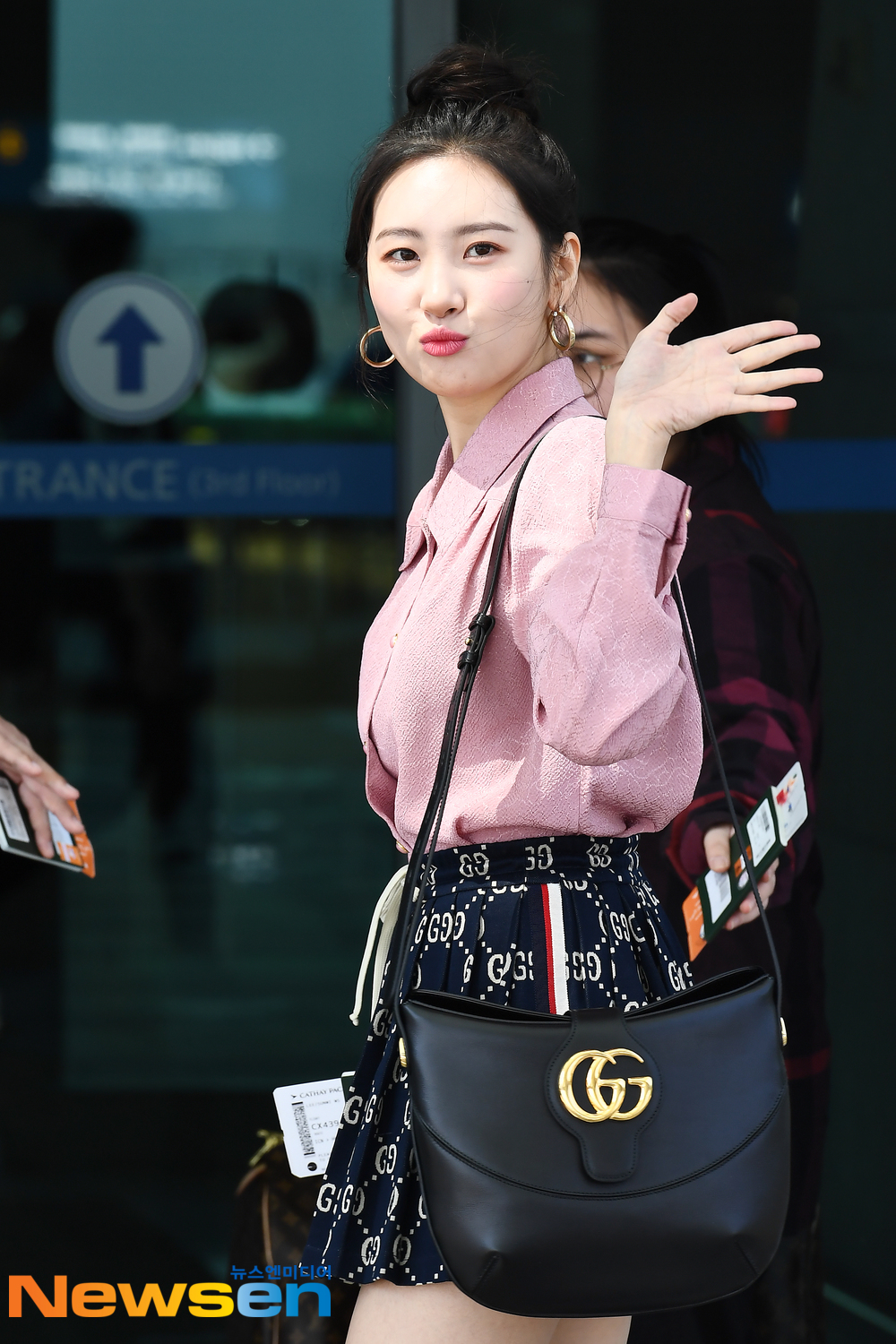Singer Sunmi (SUNMI) departed for Hong Kong on April 12 afternoon to attend the Sunmi World Tour 2019 SUNMI THE 1ST WORLD TOUR WARNING - HONG KONG schedule through the Incheon International Airport in Unseo-dong, Jung-gu, Incheon.Singer Sunmi (SUNMI) is leaving for Hong Kong with an airport fashion.exponential earthquake