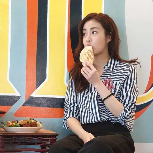 Actor Kang So-ra has unveiled a relaxed time.Kang So-ra posted a picture on his instagram on April 12 with an article entitled Garosu-gil Brunch.The photo shows Kang So-ra eating brunch, adding chic charm to her striped shirt, and the cute visuals of Kang So-ra, who has rounded her eyes, attract attention.delay stock
