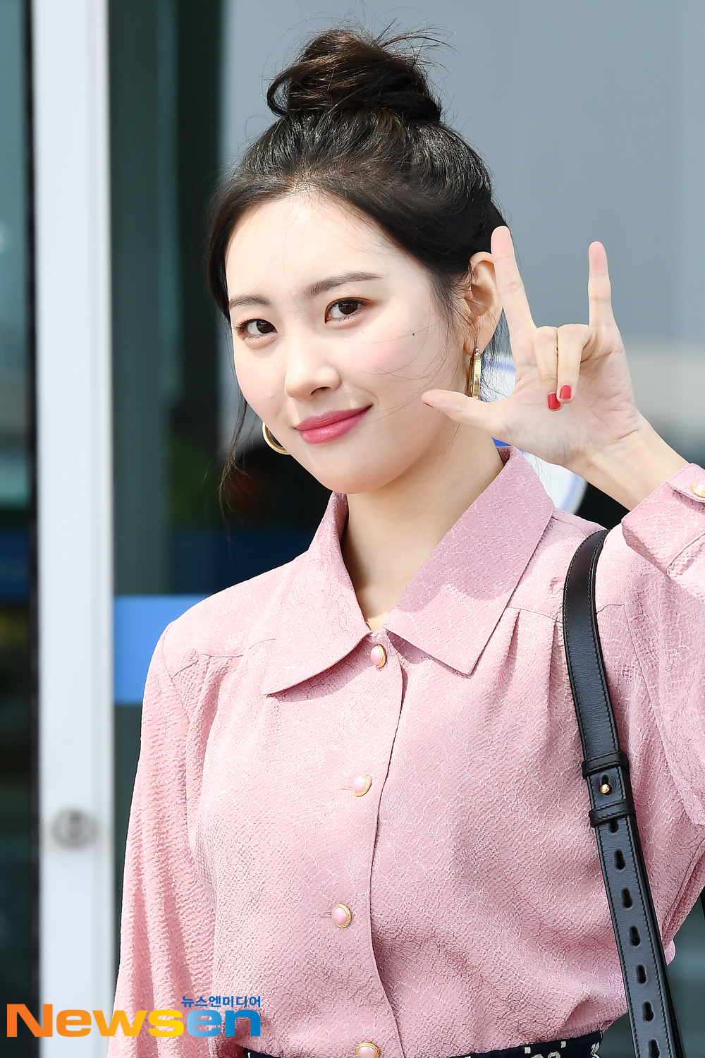 Singer Sunmi (SUNMI) departed for Hong Kong on April 12 afternoon to attend the Sunmi World Tour 2019 SUNMI THE 1ST WORLD TOUR WARNING - HONG KONG schedule through the Incheon International Airport in Unseo-dong, Jung-gu, Incheon.Singer Sunmi (SUNMI) is leaving for Hong Kong with an airport fashion.exponential earthquake
