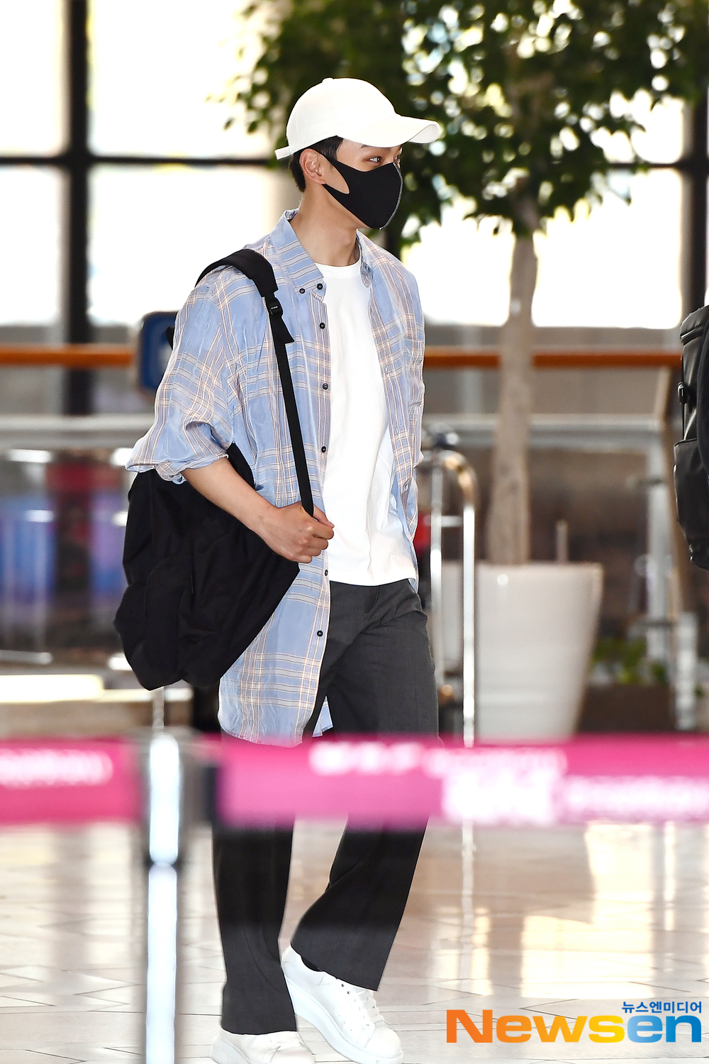 Actor Yeo Jin-goo (Yeo Jin-goo) departed for Japan Tokyo Haneda, a schedule for overseas fan meetings, at JAPAN FANMEETING 2019 - Brilliant Spring Day-, which will be held in Japan via Gimpo International Airport in Banghwa-dong, Gangseo-gu, Seoul, on the afternoon of April 12.Actor Yeo Jin-goo (Yeo Jin-goo) is leaving for Tokyo Haneda.exponential earthquake