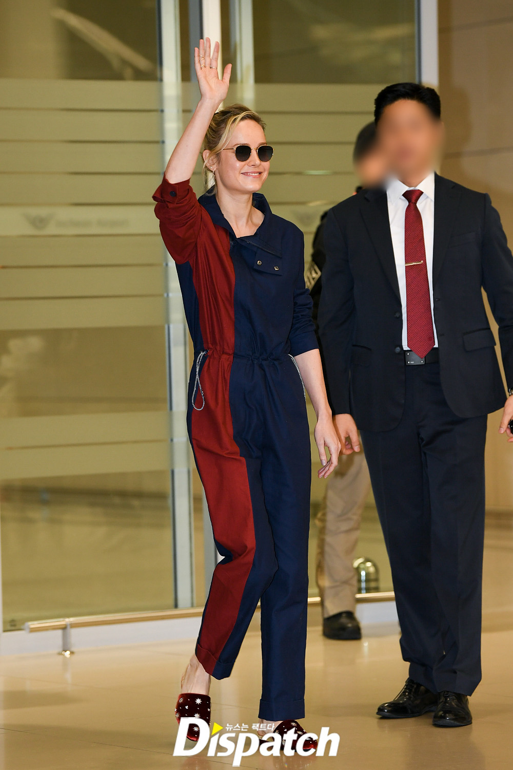 Hollywood actor Brie Larson arrived at Incheon International Airport on the morning of the 13th on the promotional schedule for the movie The Avengers: Endgame.Brie Larson responded with a smile and a hand-hat to fans who visited the scene on the day, looking relaxed even during long flight hours.Meanwhile, The Avengers: Endgame is a film about the surviving The Avengers combination and the strongest battle of Billon Thanos, which became the last hope of the earth after Infinity War.Anthony Russo and Joe Russo have caught megaphones, and will be released in North America on the 26th and Korea will be released for the first time in the world on the 25th.Welcome, Brie.the first incarnation of lifeCaptain America with Flowers: Civil Wara cheering entry