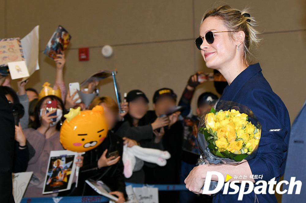 Hollywood actor Brie Larson arrived at Incheon International Airport on the morning of the 13th on the promotional schedule for the movie The Avengers: Endgame.Brie Larson responded with a smile and a hand-hat to fans who visited the scene on the day, looking relaxed even during long flight hours.Meanwhile, The Avengers: Endgame is a film about the surviving The Avengers combination and the strongest battle of Billon Thanos, which became the last hope of the earth after Infinity War.Anthony Russo and Joe Russo have caught megaphones, and will be released in North America on the 26th and Korea will be released for the first time in the world on the 25th.Welcome, Brie.the first incarnation of lifeCaptain America with Flowers: Civil Wara cheering entry