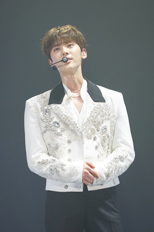 Singer Hwang Min-hyun returned to NUEST from the group Wanna One, and he expressed his warm affection to those who liked him, saying, I hope the fans are happy.In the afternoon of the 13th, the NUESTs solo concert 2019 NUEST CONCERT Segno IN SEOUL was held at the Olympic Park in Songpa-gu, Seoul.Hwang Min-hyun appeared on Mnet Produce 101 Season 2 in April 2017 and re-debuted as a group Warner in the top 11.Wanna One released the title songs Energic and Give Me to gain public love. After the dismantling of Wanna One, he returned to NUEST and performed a solo concert on the day.Im prepared by filling the stage and the video, so Ill make you think its the happiest moment in the world, he said of his first solo concert.Min-hyun set up a unit stage with Jong-hyun on the day, singing the song Daybreak, which was featured in the mini-five album, and with Jong-hyun, he showed excellent breathing and created a stage of fantasy.He also proved his ability to build up by singing his solo song Universe.I went close to the loves while Daybreaking and I looked happy, and something warmed me up, he said of Jong-hyun and the duet.He also said, It is a song that means to hope for the happiness of the loves. Please be happy.At the end of the performance, Min Hyun showed his feelings as he returned to NUEST after a long time. It is too scary because time goes too fast and it goes too fast.I look around a lot and I feel like Im going to be happy faster. I opened the encore with the song title, which was announced on the 7th anniversary, and it was written by a letter to the fans and made it into lyrics, he said. It took seven years to be together in such a big theater.I am grateful to be able to join the loves that have been my dreams in my dream place, and I am grateful to the members who walked slowly but firmly and straight, because I think seven years is a long time.I thought I shouldnt give up everything, and Ive been believing that working hard on loving each other and relying on each other will make me shine naturally, and Im grateful that I cant give up.I will work hard to make NUEST pay back for that love. In the words of Minhyun, Jonghyun said, I once had a very hard time. It was when I thought I should do better.At that time, the members were there, and I felt that Team can fill the members even if I am not enough. I can fill it with you love.I am grateful to the loves and members who have kept me by my side when I was in trouble.Meanwhile, NUESTs solo concert 2019 NUEST CONCERT Segno IN SEOUL will be held at the Seoul Olympic Gymnastics Stadium for a total of three days from the 12th to the 14th.