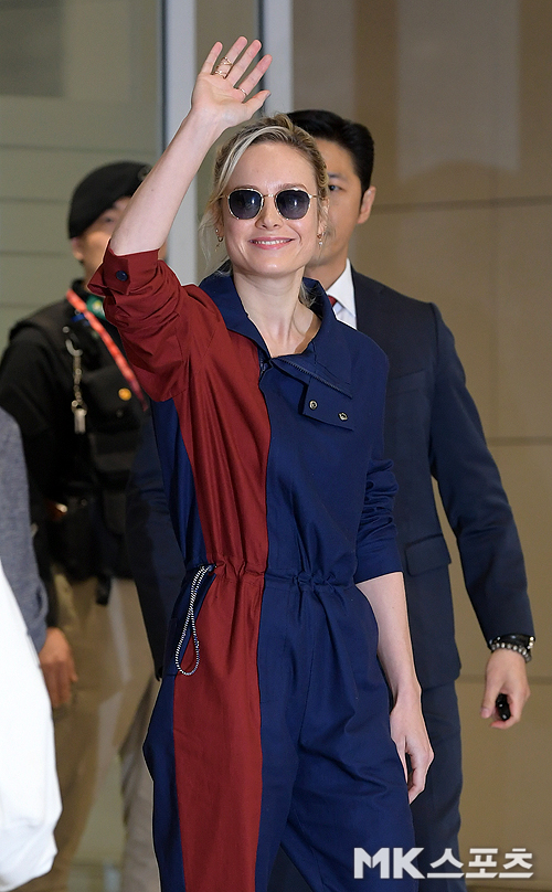 Jeremy Lehner, the Hawk Eye of the movie Avengers: Endgame, and Captain America: Civil War Marvel Bri Larson visited Korea through Incheon Airport early on the 13th.Brie Larson is entering the country.