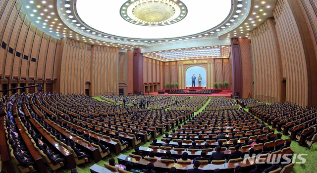 【서울=뉴시스】 북한 노동신문은 지난 11일 열린 최고인민회의 제14기 제1차회의 1일 회의에서 김정은 국무위원장이 재추대됐다고 12일 보도했다. 이날 회의에서는 최룡해 당 중앙위원회 부위원장을 최고인민회의 상임위원장이자 국무위원회 제1부위원장으로 뽑혔다. 2019.04.12. (출처=노동신문)  photo@newsis.com