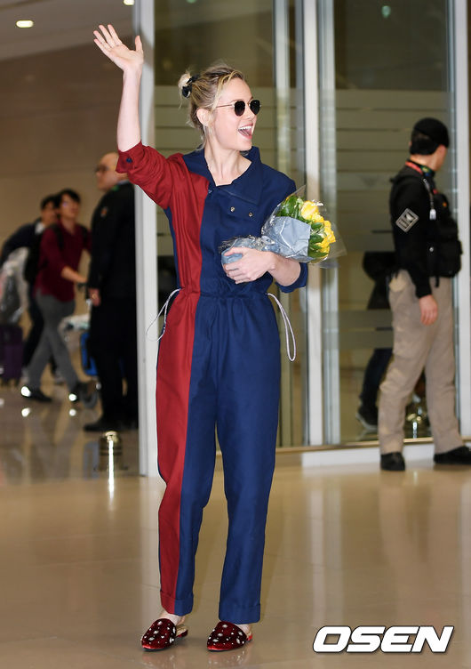 Brie Larson, an actor in the movie Avengers: Endgame, arrives at the Incheon International Airports 2nd passenger terminal early on the 13th.Actor Brie Larson is leaving the arrival hall.