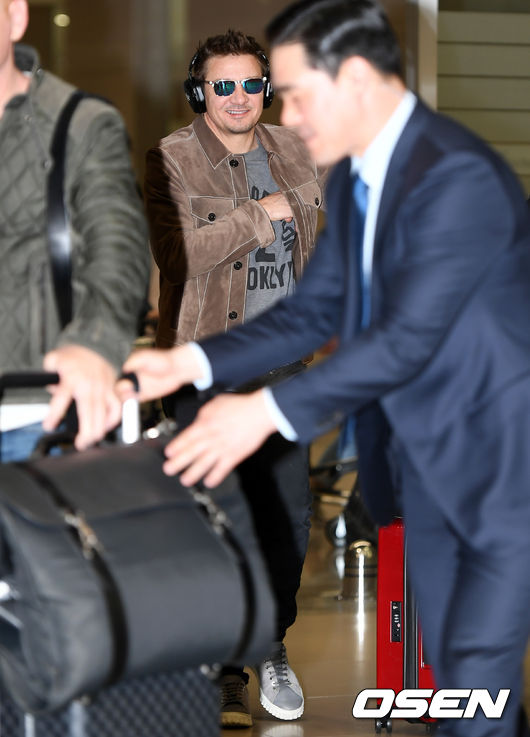 Jeremy Renner, an actor in the movie Avengers: Endgame, arrives at the Incheon International Airports 2nd passenger terminal early on the 13th.Actor Jeremy Lehner is leaving the arrival hall.