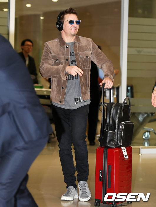 Jeremy Renner, an actor in the movie Avengers: Endgame, arrives at the Incheon International Airports 2nd passenger terminal early on the 13th.Actor Jeremy Lehner is leaving the arrival hall.