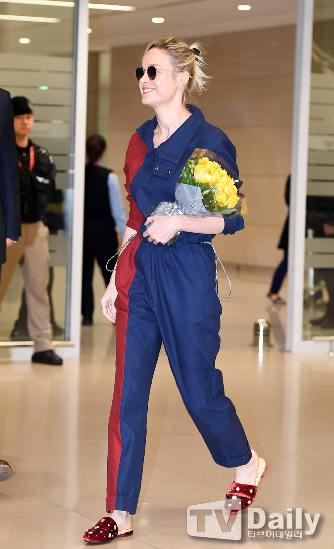 Brie Larson arrived at Incheon International Airport early on the 13th to promote the movie The Avengers: Endgame.Film star and singer Brie Larson, who plays Captain Marvel, is leaving the arrival hall on the day.The Avengers team will be accompanied by actors Robert Downey Jr., Brie Larson, Jeremy Renner and Anthony Russo and Joe Russo.On April 15, he will attend the Asia Press Conference and Asia fan events to share the vision of Marvel Studios and details about The Avengers.Meanwhile, The Avengers: Endgame is a film about the surviving The Avengers combination and the strongest battle of Billon Thanos, which became the last hope of the earth after Infinity War.The Avengers: Endgame will be released on Monday.The Avengers arrive