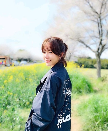 Actor Han Ji-min has revealed his current status on SNS.On the 13th, Han Ji-min posted a picture on his instagram.The photo shows Han Ji-min, who is smiling brightly at the camera in a flower field with cherry blossoms and rape blossoms.Even in a comfortable jumper, she is proud of her innocence.Han Ji-min appeared in the JTBC drama Snow Blowing, which ended on the 19th of last month.Photo = Han Ji-min Instagram