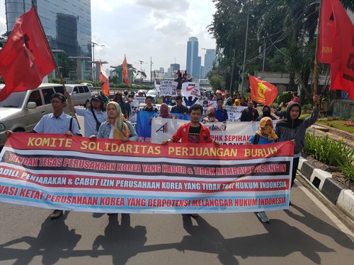 2019년 3월 20일 인도네시아 노동단체들이 악덕 한인기업을 규탄하는 집회를 열기 위해 자카르타 시내 주인도네시아 한국대사관 앞으로 이동하고 있다. 이와 관련 한인사회는 의혹 대부분이 사실무근이며 확인도 안 하고 몰아가고 있다고 반발하고 있다. [연합뉴스자료사진]