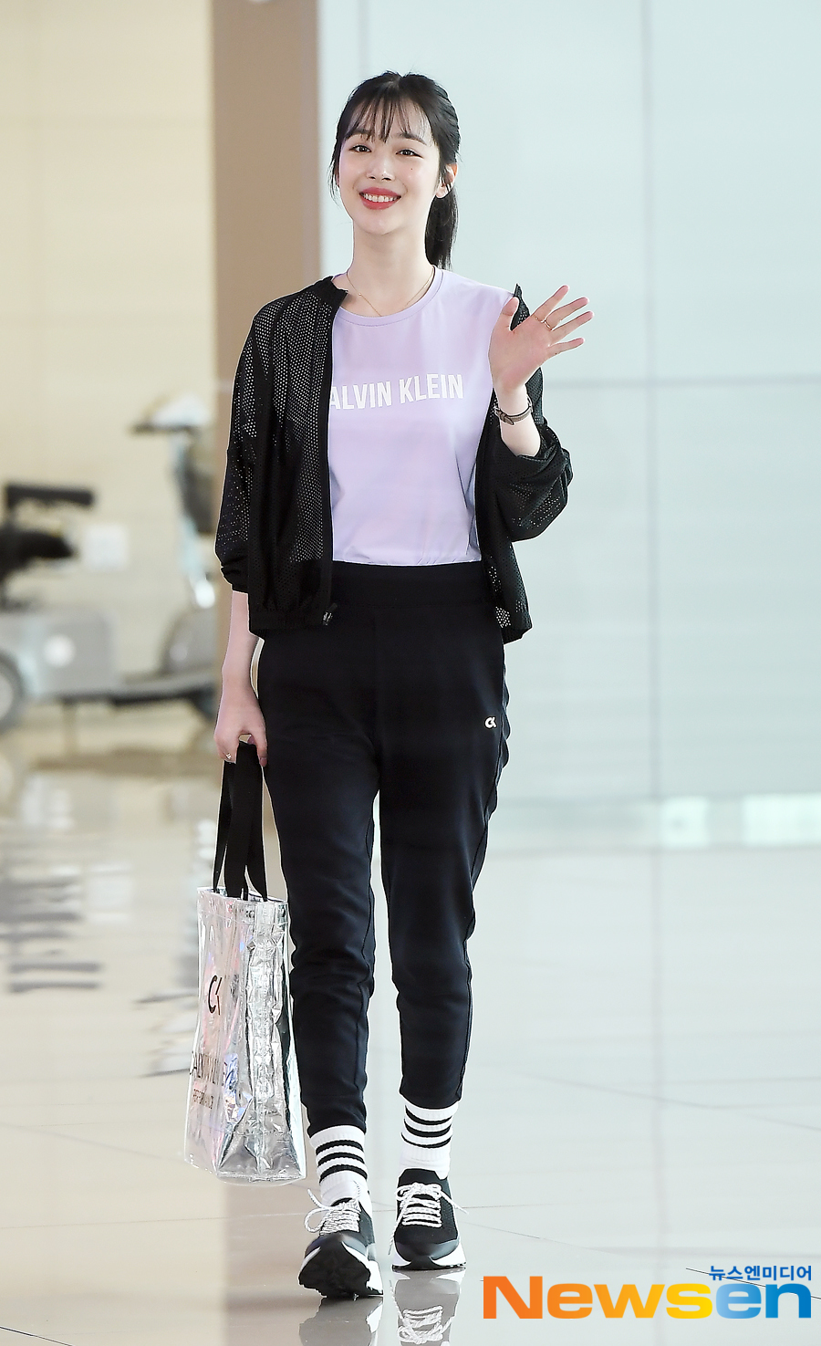 Actor and singer Sulli took a photo shoot car on April 14th, and headed to Jeju Island through Gimpo International Airport domestic line in Gangseo-gu, Seoul.Jung Yu-jin
