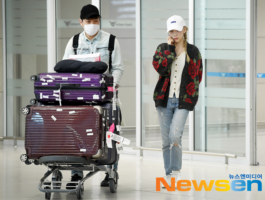 Girls Generation (SNSD) member Taeyeon is arriving at Incheon International Airport in Unseo-dong, Jung-gu, Incheon on the afternoon of April 14 after completing the solo Japan tour TAEYEON JAPAN TOUR 2019 ~ Signal ~.Jung Yu-jin