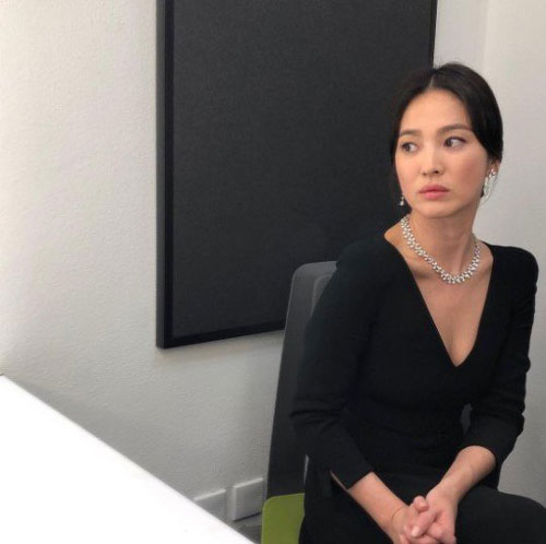 Actor Song Hye-kyos current status has been revealed and is a hot topic.Hair stylist Lee Hye-young said on his 15th dayIn the waiting room. Gold List. hyeyo, and posted a picture.In the photo, Song Hye-kyo, who attended the Hong Kong awards ceremony, was shown.Song Hye-kyo, who is waiting in a beautiful black dress,The flesh was lost and the clavicle line was revealed and attracted attention.The netizens who heard this news said, I have lost a lot of weight, Elegant goddess,Nothing is luxurious, and so on.On the other hand, Song Hye-kyo has recently performed in the TVN drama Boyfriend.Photo Lee Hye-yeon captures Instagram
