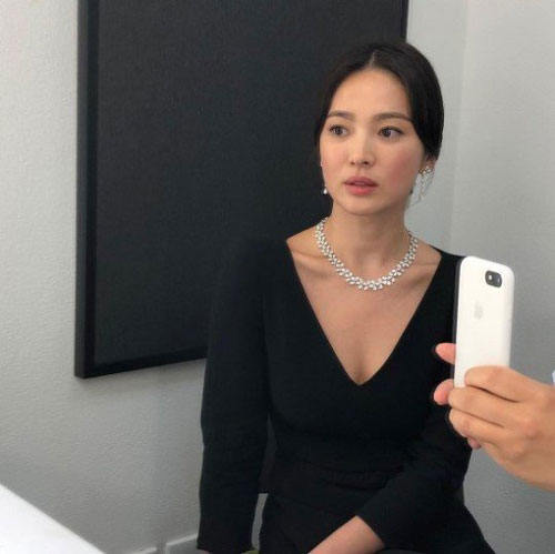 Actor Song Hye-kyos current status has been revealed and is a hot topic.Hair stylist Lee Hye-young said on his 15th dayIn the waiting room. Gold List. hyeyo, and posted a picture.In the photo, Song Hye-kyo, who attended the Hong Kong awards ceremony, was shown.Song Hye-kyo, who is waiting in a beautiful black dress,The flesh was lost and the clavicle line was revealed and attracted attention.The netizens who heard this news said, I have lost a lot of weight, Elegant goddess,Nothing is luxurious, and so on.On the other hand, Song Hye-kyo has recently performed in the TVN drama Boyfriend.Photo Lee Hye-yeon captures Instagram