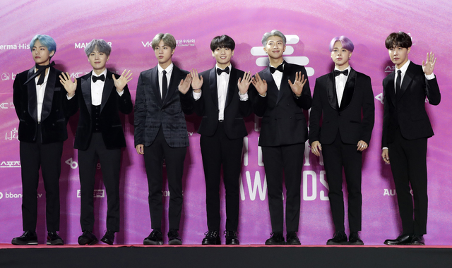 According to the latest chart released by Sporty on Friday (April 13), BTS new mini-album, Map of the Sol: Persona title song Poetry for Small Things, ranked third in the Global Top 200.It is the highest official record of Korean singers, ranking one step from the fourth place recorded on the 12th chart.The seven songs, including Poetry for Small Things, entered the Top 50 for the second consecutive day.22nd in Sospace, 26th in Make It Light, 28th in Home, 36th in Dionysos, 39th in Jame View, and 50th in Intro: Persona.United States of America Sporty rankings are the main barometer on the Billboards chart.Billboards has said it has put more weight on the Billboards charts since last year for paid subscription services such as Sporty and Apple Music and play on platform streaming.Local media, including United States of America Billboards, Forbes and Headline Planet, also reported articles that focused on BTS Sporty records.BTS broke 5 billion streamings in Sporty for the first time as an Asian singer; once again they proved themselves in their own league, he commented.BTS first unveiled its Poetry for Small Things stage on the United States of America NBC broadcast Saturday Night Live (SNL) on Thursday.On May 1, 2019 Billboards Music Awards will be the worlds first collaboration with United States of America pop star Halsey, 25.