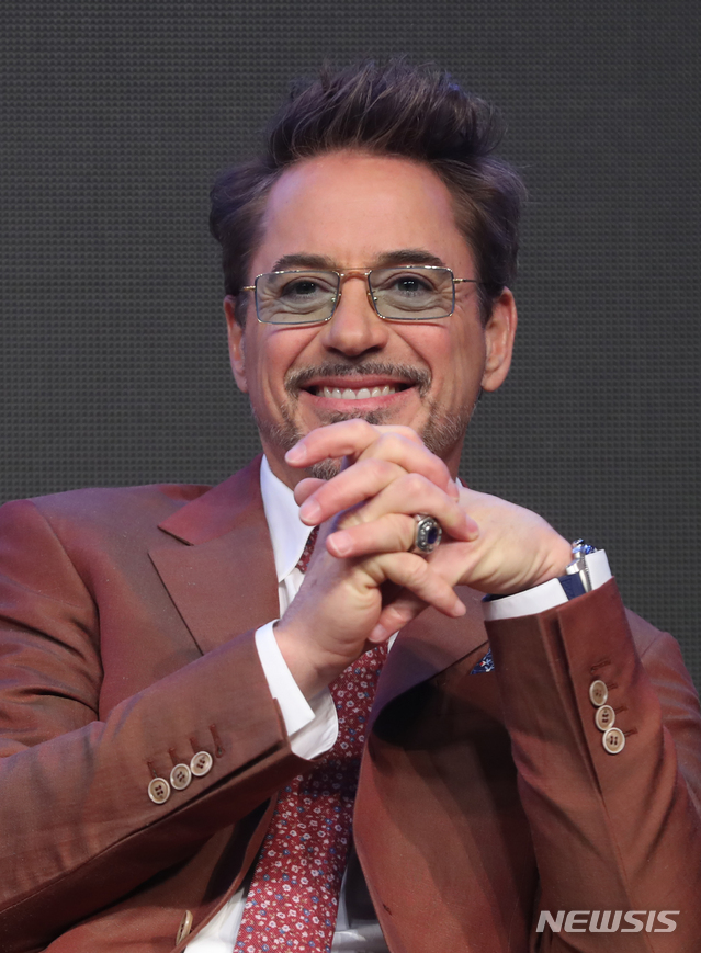 【서울=뉴시스】조수정 기자 =  방한한 배우 로버트 다우니 주니어가 영화 '어벤져스 : 엔드게임(Avengers:Endgame)' 아시아 프레스 컨퍼런스가 열린 15일 오후 서울 종로구 포시즌스호텔에서 질문에 답하고 있다. 영화 '어벤져스 : 엔드게임은 4월 24일 개봉한다. chocrystal@newsis.com