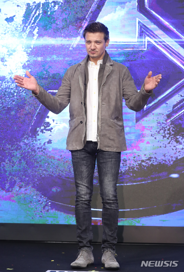 【서울=뉴시스】조수정 기자 =  방한한 배우 제레미 레너가 영화 '어벤져스 : 엔드게임(Avengers:Endgame)' 아시아 프레스 컨퍼런스가 열린 15일 오후 서울 종로구 포시즌스호텔에서 포즈를 취하고 있다. 영화 '어벤져스 : 엔드게임은 4월 24일 개봉한다. chocrystal@newsis.com