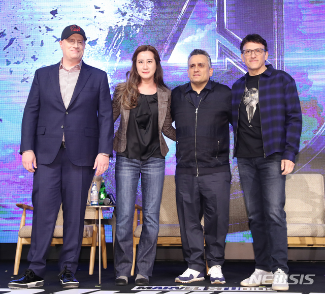 【서울=뉴시스】조수정 기자 = 영화 '어벤져스 : 엔드게임(Avengers:Endgame)' 아시아 프레스 컨퍼런스가 열린 15일 오후 서울 종로구 포시즌스호텔에서 감독과 배우들이 포즈를 취하고 있다. 왼쪽부터 케빈 파이기 마블 대표, 트린 트랜 프로듀서, 형 안소니 루소&동생 조 루소 감독, 영화 '어벤져스 : 엔드게임은 4월 24일 개봉한다. chocrystal@newsis.com