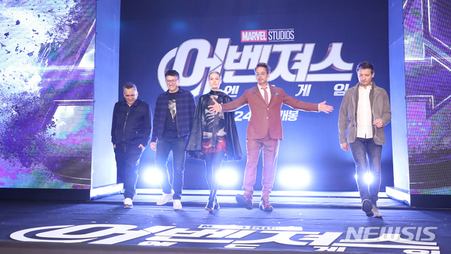 【서울=뉴시스】조수정 기자 = 영화 '어벤져스 : 엔드게임(Avengers:Endgame)' 아시아 프레스 컨퍼런스가 열린 15일 오후 서울 종로구 포시즌스호텔에서 감독과 배우들이 포즈를 취하고 있다. 왼쪽부터 형 안소니 루소 & 동생 조 루소 감독, 배우 브리 라슨, 로버트 다우니 주니어, 제레미 레너. 영화 '어벤져스 : 엔드게임은 4월 24일 개봉한다. chocrystal@newsis.com