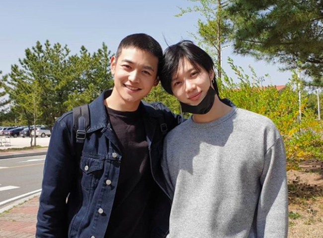SHINee member Minho, 29, joined the army today (15th) after being escorted by singers from the same agency.In the next six weeks, he will continue his military career as Marines 1245, receiving intensive training such as military basic training and Marines specialization training.TVXQ member Changmin said in his official Instagram on the afternoon of the 15th, Time may not be on your side. Minho.Goodbye, Minho # Loyalty #Return Healthy. He completed his active service as a police public relations member in August 2017.In the photo released by Changmin, Changmin, SHINee member Lee Tae-min, Super Junior member Cho Kyuhyun, and exo member Suho visited the scene to see Minhos enlistment.Cho Kyuhyun was serving as a social worker in May 2017 and went out to say goodbye to Minho during his vacation.Super Junior member Choi Siwon commented, Oh, that sweetness after seeing the photo. Now he is KBS2 monthly drama People!I could not find the scene together while shooting.In the official Instagram of SHINee, a photo of Minho and Lee Tae-min was posted side by side, with SM, the agencys agency, saying, SHINee is healthy and safe.Previously, Minho applied to Marines in January and received a final acceptance notice from the Military Manpower Administration.So, at 2 pm today, he joined the Marines Education Training Team in Pohang, Gyeongsangbuk-do.Minho said to the fans who came to see him to the far area on the day, Thank you, Ill be good. Thank you.The fans responded to his words with a placard with affection that Minho is MY BEST everywhere.As a result, Minho became the third military service member of the SHINee members following the one-wish enlisted in December last year and the key he joined in March. Minhos scheduled discharge date is November 15, 2020.Minho posted a handwritten letter on the official SNS of SHINee on the previous day (14th), saying, I have been away for a long time with you for a short time. I debuted on May 25, 2008 and it was a long time, and I was happy with you.It was a joyful and unforgettable moment.I think everything I felt and grew up is thanks to your interest and support. On the other hand, Minho is a multi-faceted entertainer, and has the highest public awareness among SHINee members.He boasted excellent athleticism and has been active as an ace in KBS2 entertainment Departure Dream Team since the beginning of his debut. He has also appeared in various entertainment programs and has gained high popularity with his outstanding skills.He has also been active in acting, including appearing in dramas and movies. The last film he filmed before joining the military was Jang Sa-ri 9.15 (director Kwak Kyung-taek and Kim Tae-hoon).Changmin, SHINee Instagram