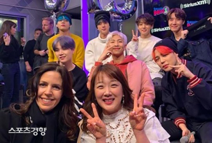 Actor Seo Min-jung, 39, praised the group BTS and fans.I learned that BTS Jimin left a message on Twitter Inc. saying thank you for the gift, Seo Min-jung wrote on his social networking service Instagram on the 15th.Im sorry that youre expressing your gratitude for a small gift, he said. The fans hearts are really warm, and the stars are also very special.I think I know why BTS is loved so much, Seo Min-jung wrote, and I will be grateful for the goodness that does not go too small and gives me a good heart.Earlier, BTS member Jimin posted on his SNS Twitter Inc. on the day, Thank you for your gift, Seo Min-jung.Seo Min-jung sent a gift and Jimin responded, and it seems that the fans have informed Seo Min-jung directly about Jimins writing.Meanwhile, BTS continues its share price on Thursday, appearing on the United States of America NBCs famous program SNL.BTS, who appeared as a musical guest, performed the title song The Poetry of Small Things on the new album Map of the Soul: Persona (MAP OF THE SOUL: PERSONA) released on the 12th.