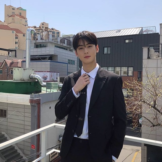 Cha Eun-woo posted several photos of himself on his instagram on the 15th.The netizens who saw this responded I want to have such a new employee in the company, I lost my words because I was so handsome and Jung Eun-woo is you more than the country.