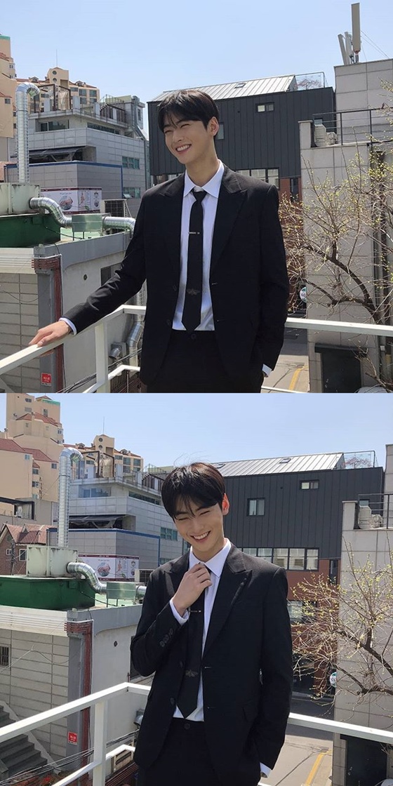 Cha Eun-woo posted several photos of himself on his instagram on the 15th.The netizens who saw this responded I want to have such a new employee in the company, I lost my words because I was so handsome and Jung Eun-woo is you more than the country.