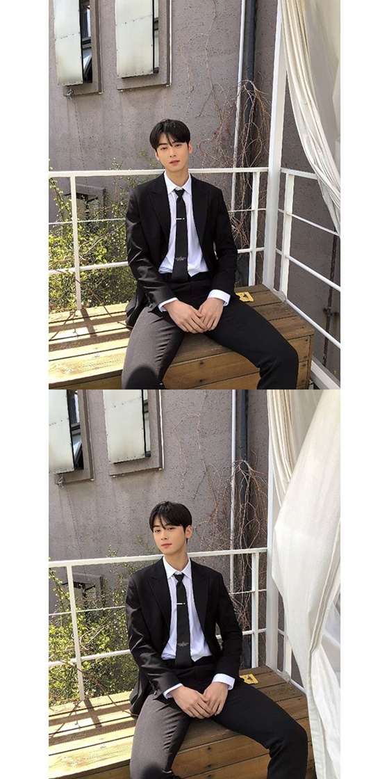 Cha Eun-woo posted several photos of himself on his instagram on the 15th.The netizens who saw this responded I want to have such a new employee in the company, I lost my words because I was so handsome and Jung Eun-woo is you more than the country.