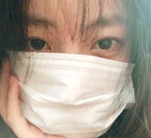 Actor Oh Yeon-seo revealed his daily life where a dreamy atmosphere is felt.On the 15th, Oh Yeon-seo posted a picture on his instagram with an article entitled I did not catch a cold!In the open photo, Oh Yeon-seo is staring at the camera with her mask on her chin, her puffy perm hair and dreamy atmosphere catching her eye.Netizens responded that beauty comes out even if you go to the mask and Be careful with your health.On the other hand, Oh Yeon-seo met with the public through the movie Cheese in the Trap last year.