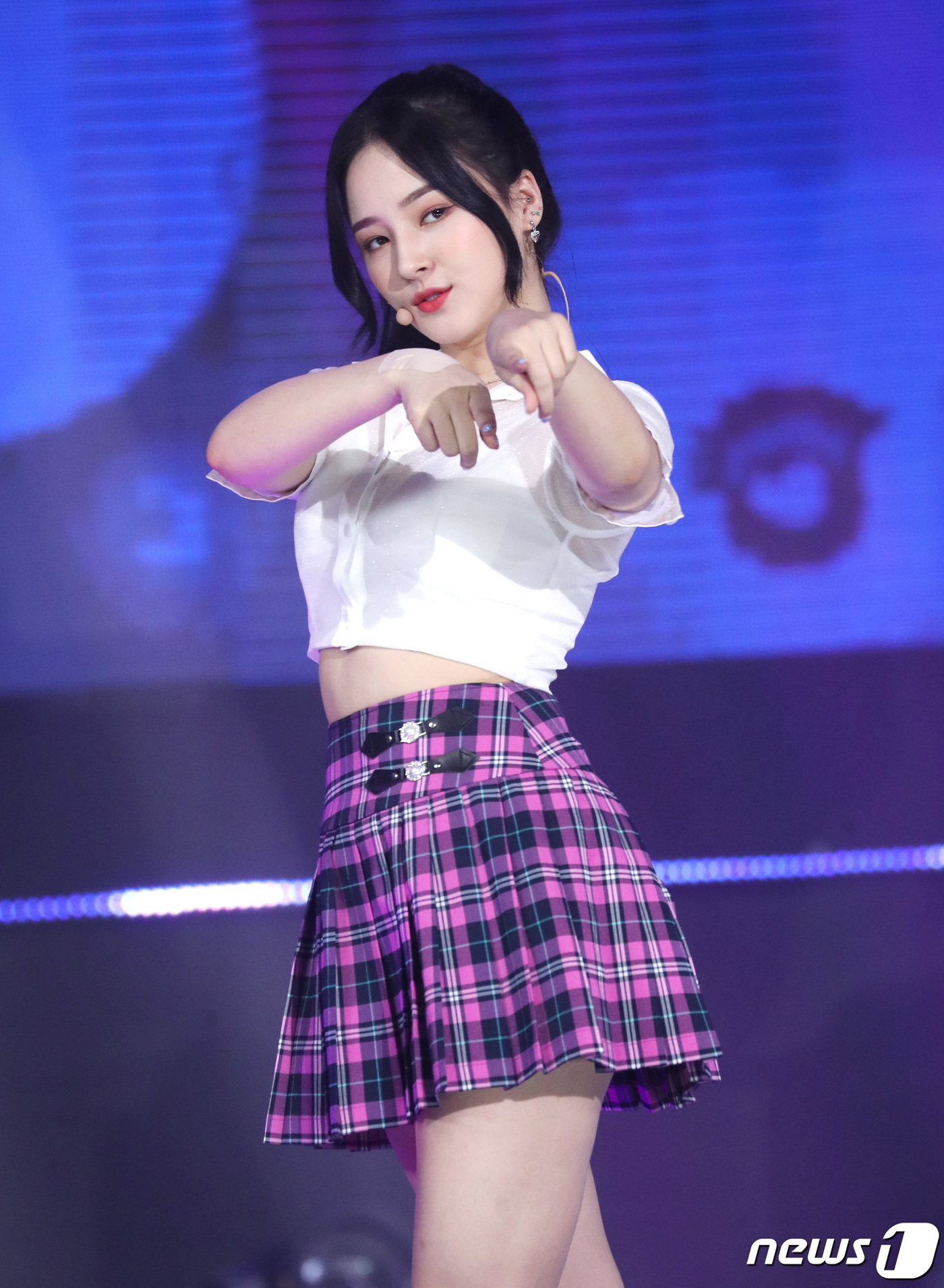 Seoul=) = Momoland Nancy is performing a spectacular performance on SBS MTV The Show at the Prism Tower in Sangam-dong, Seoul Mapo-gu on the afternoon of the 16th.April 16, 2019
